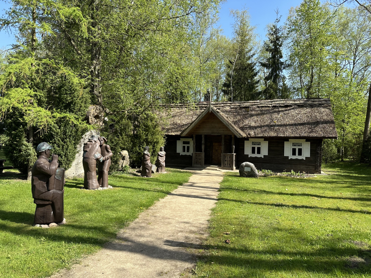 Adomo Petrausko muziejus ir Uoginių kaimo amatų centras