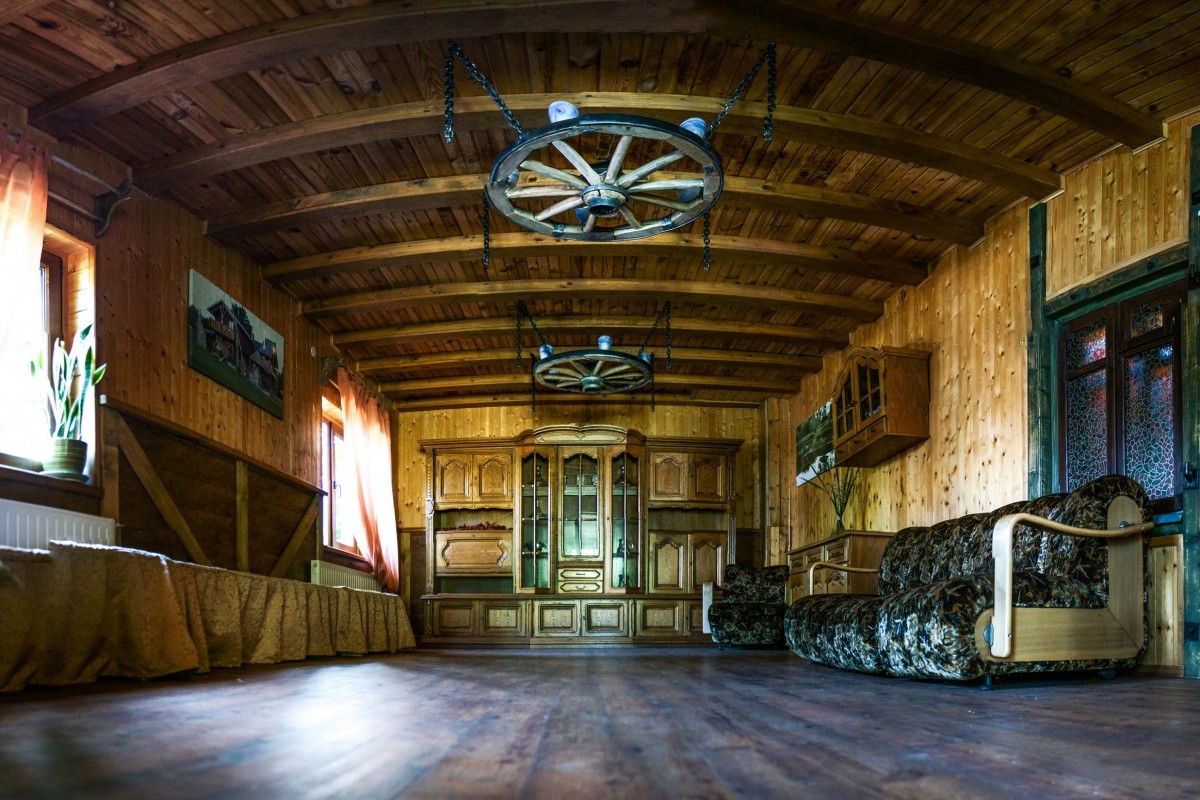 Kaimas kryžkelėje, sodyba