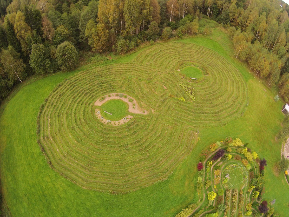 Energetinių labirintų ir geometrinių figūrų parkas
