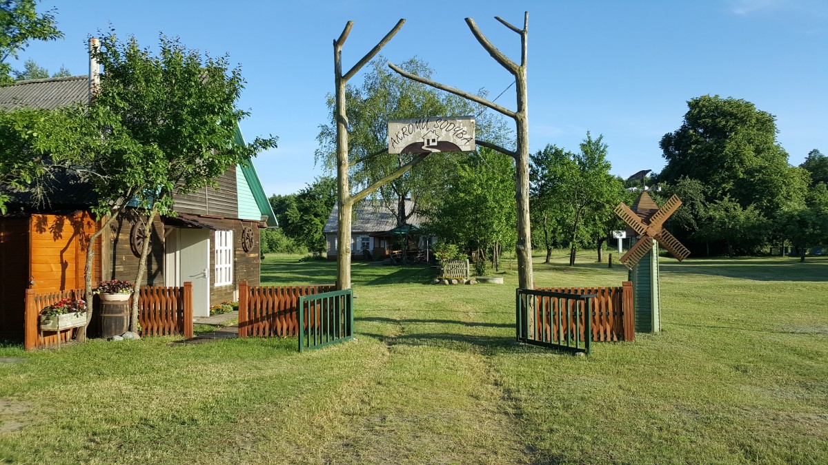 Akromų kaimo sodyba