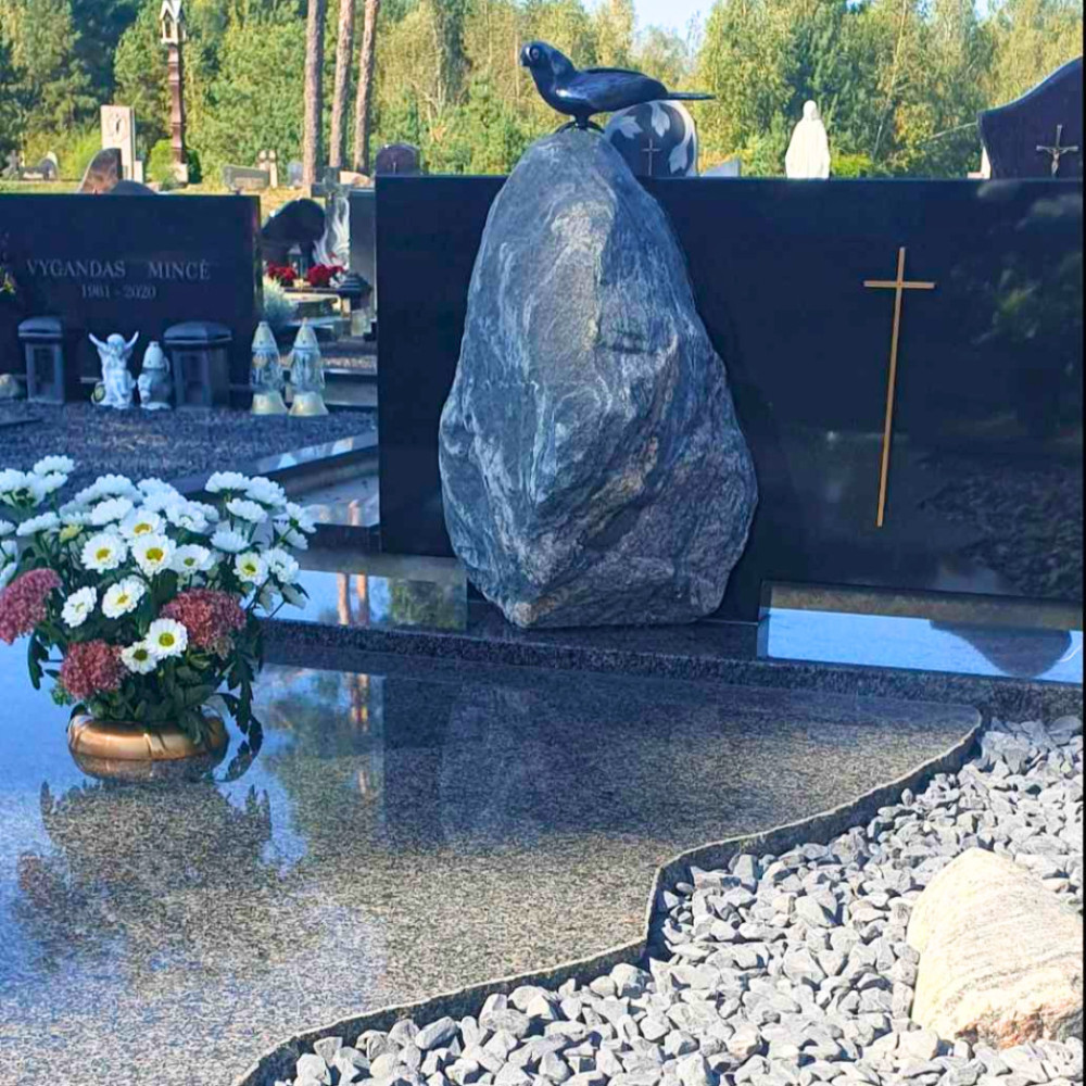 Paminklai iš natūralaus lauko akmens