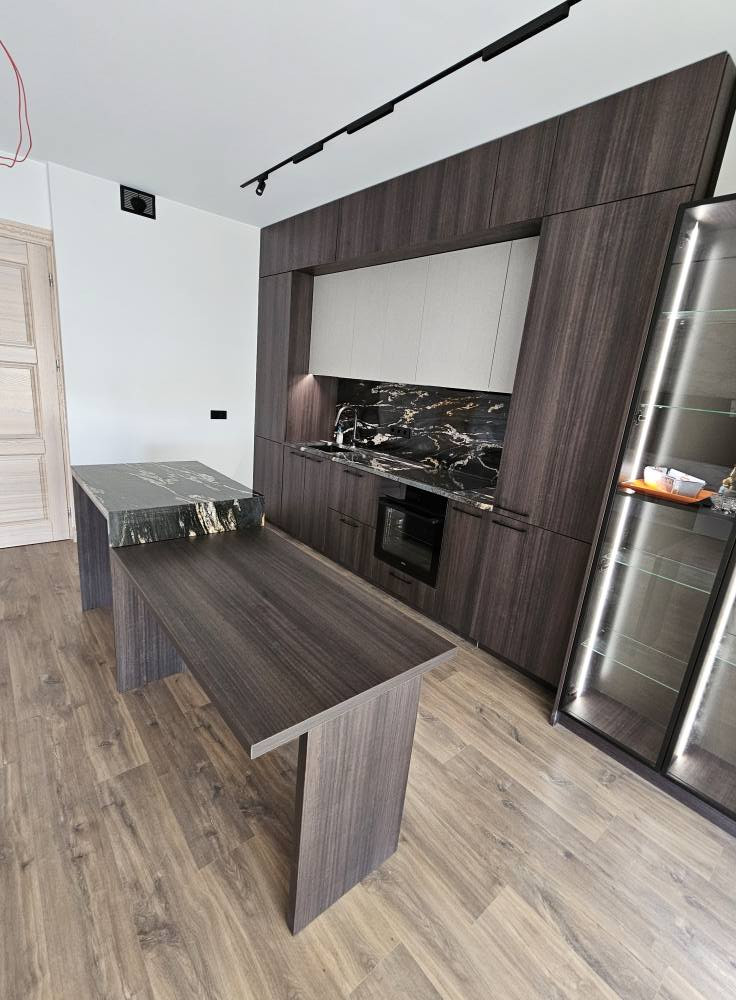 Uostamiesčio baldai, MB