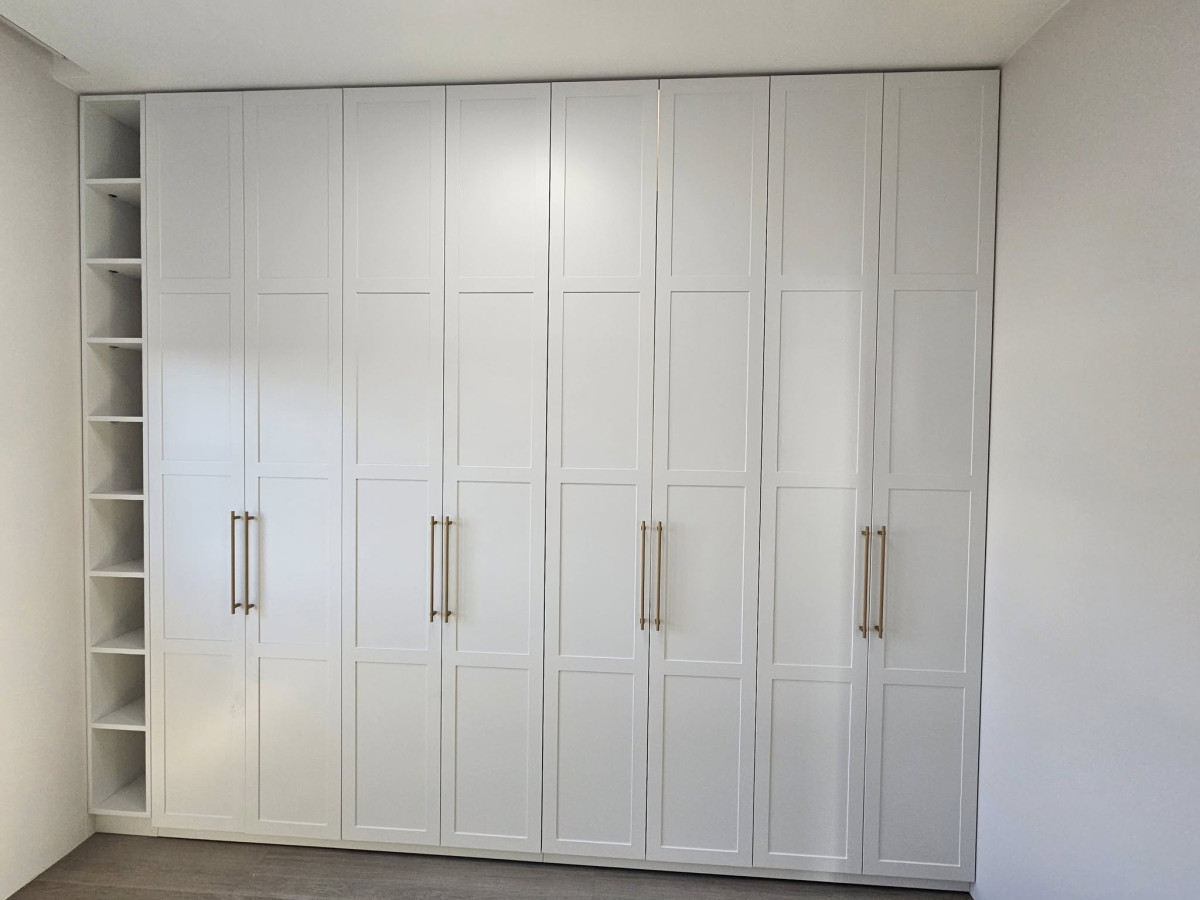 Uostamiesčio baldai, MB