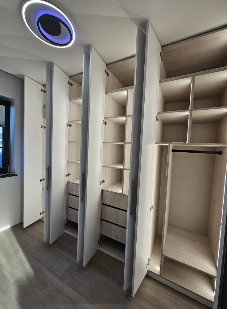 Uostamiesčio baldai, MB