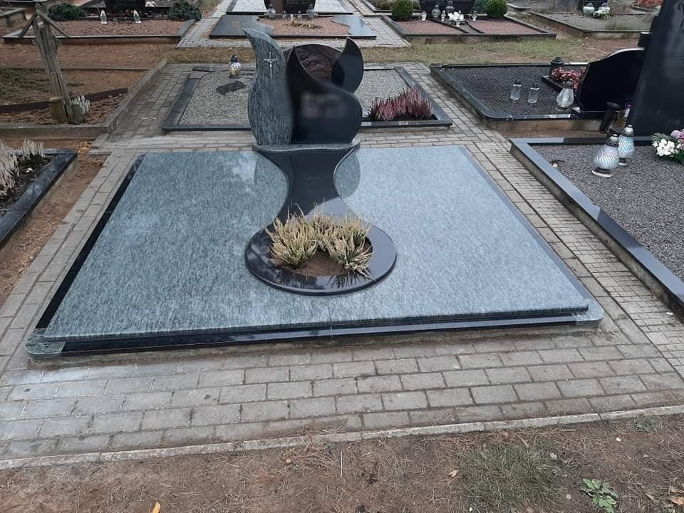Skromanų paminklai, MB
