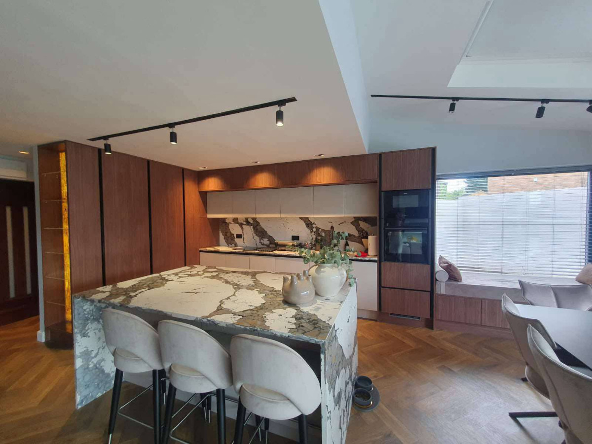 Balajano slėnio baldai, MB