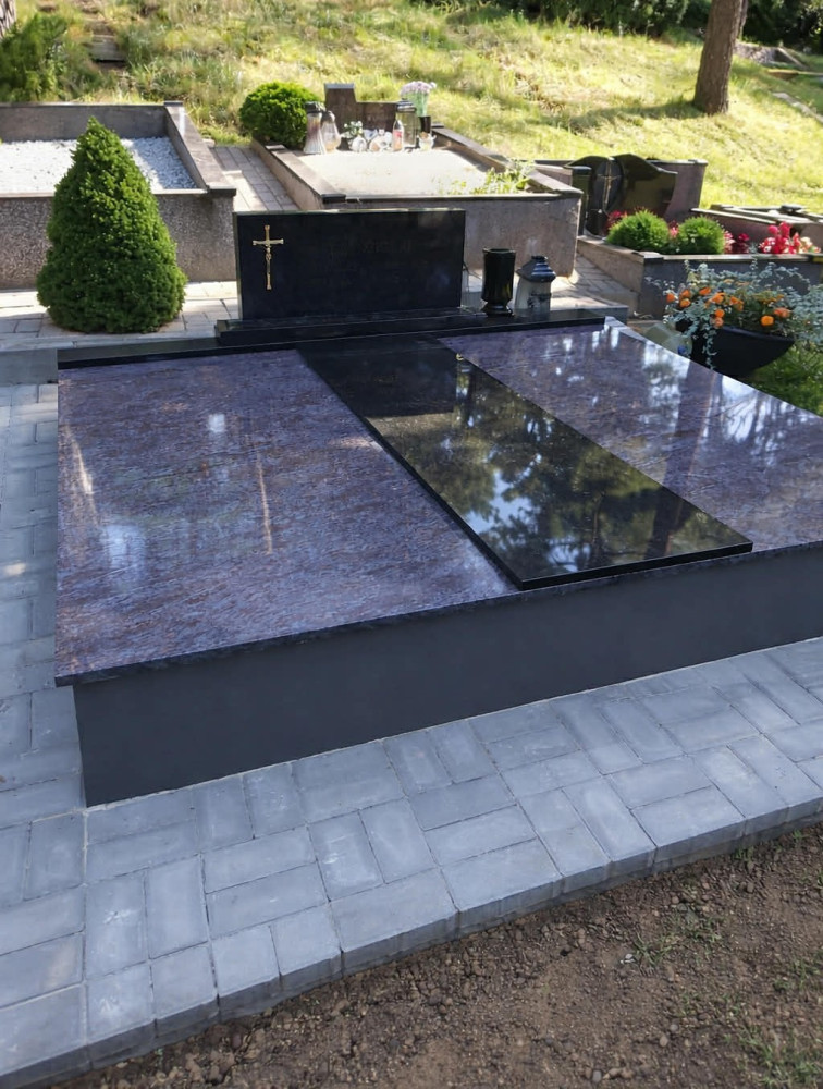 S. Meškelės paminklai