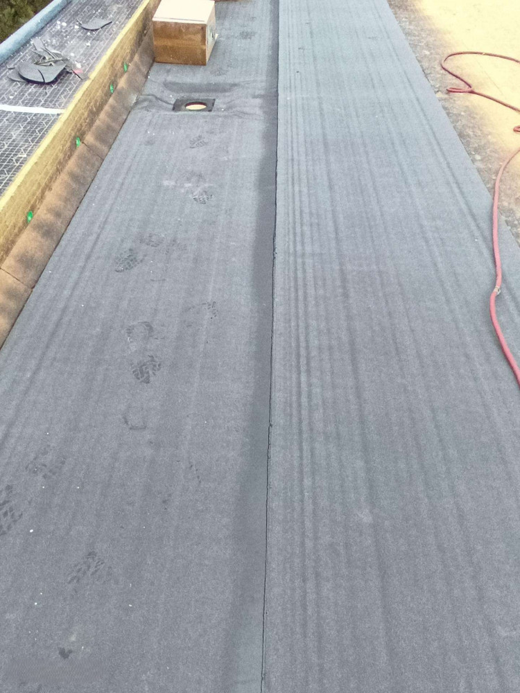 Gintariniai stogai, MB