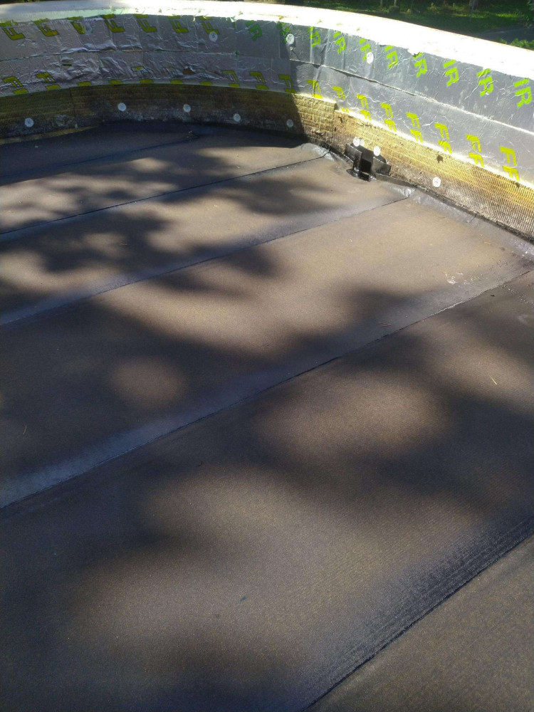 Gintariniai stogai, MB