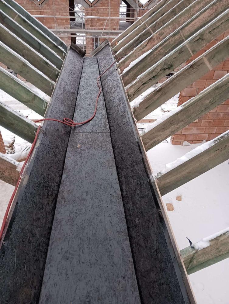 Gintariniai stogai, MB