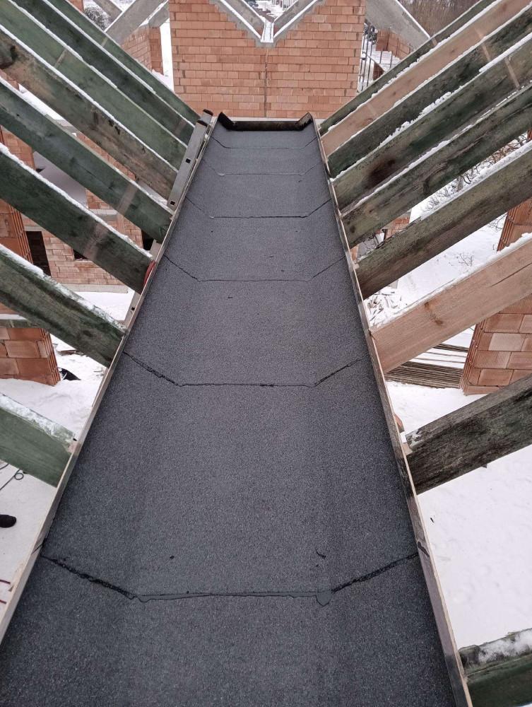 Gintariniai stogai, MB