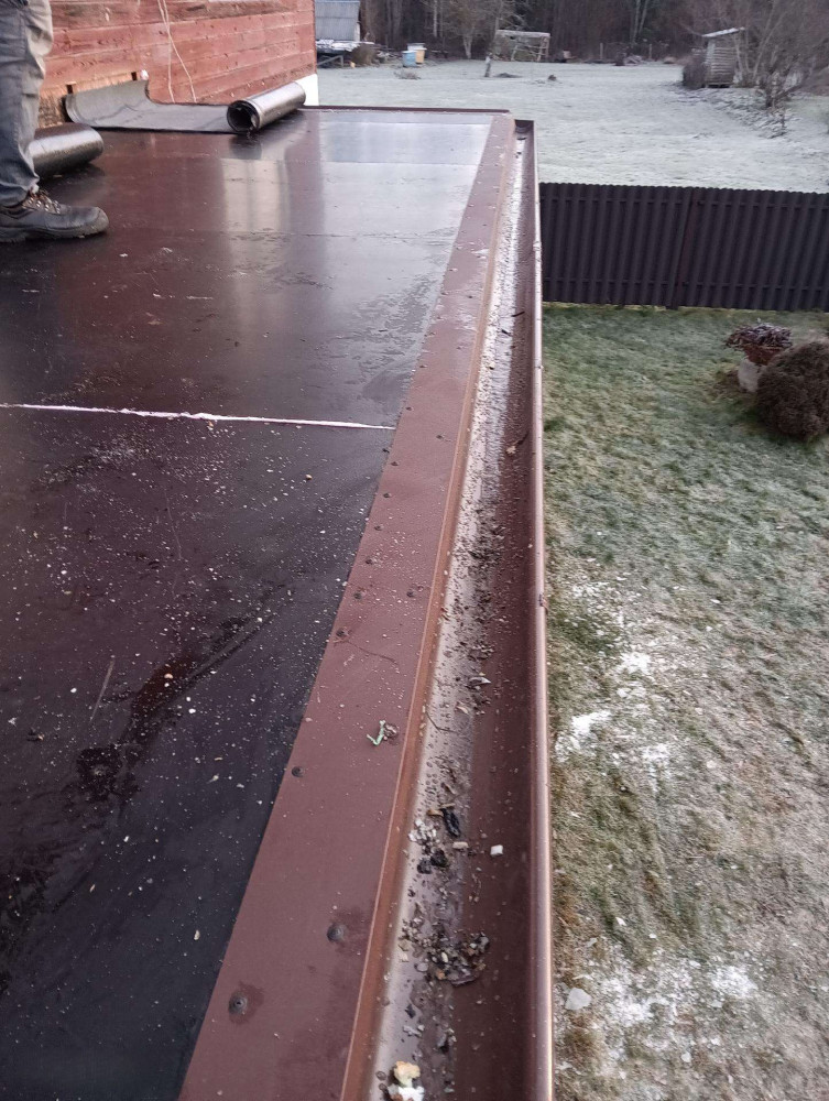 Gintariniai stogai, MB