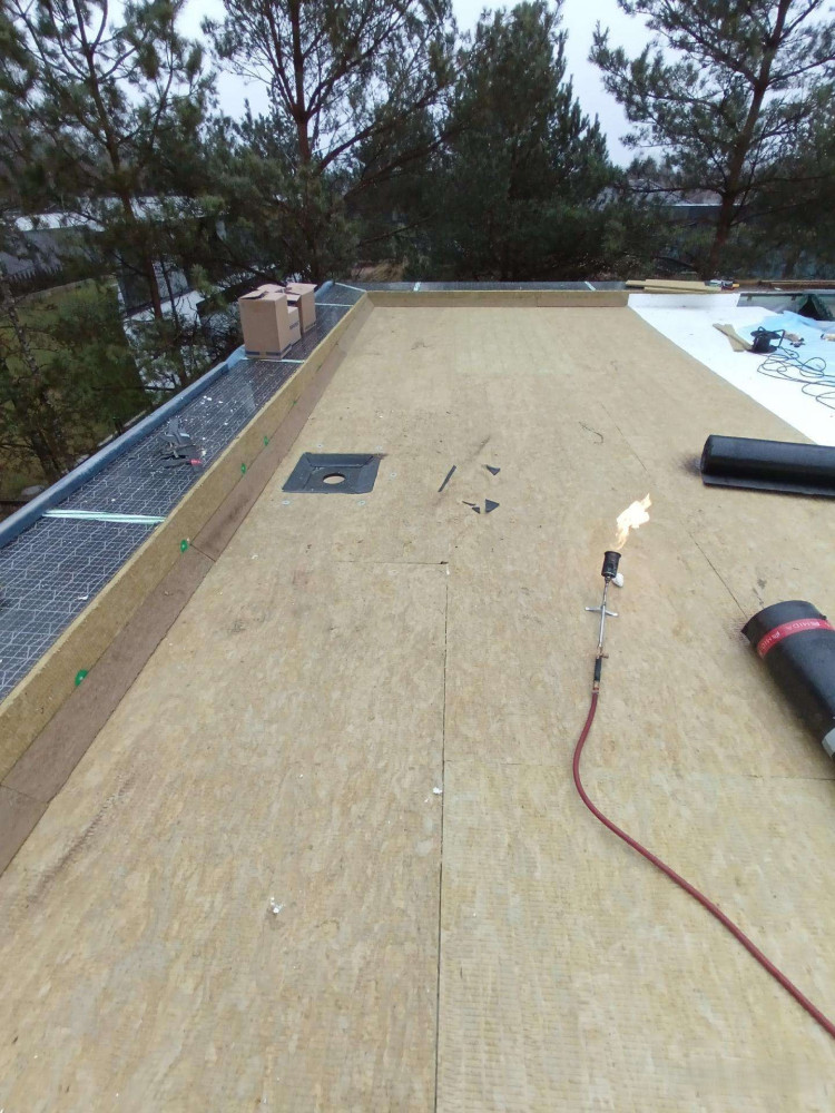 Gintariniai stogai, MB