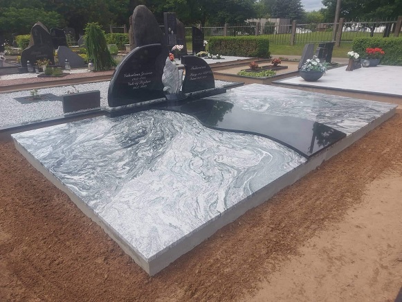 Kapavietės dengimas granito plokštėmis Kapavietės dengimas granito plokštėmis