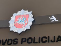 Įvairios iškabos iš įvairių medžiagų ant įvairių vietų