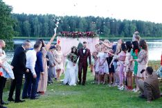 Santuokos ceremonija ant ežero kranto