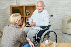 Pagalba slaugantiems sergančius ar neįgalius artimuosius