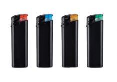 Reklaminis juodas plastikinis žiebtuvėlis su užrašu