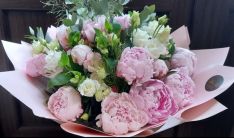 Sveikinimo puokštė iš rožinių bijūnų