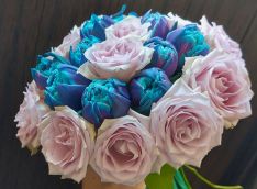Sveikinimo puokštė su mėlynom tulpės ir rožėm