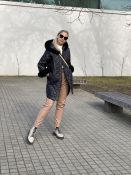 Striukė su gobtuvu dekoruota lapės kailiu