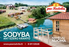 Nameliai ant ežero kranto