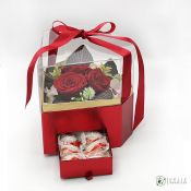 Miegančių stabilizuotų 3vnt raudonų rožių kompozicija dėžutėje su Raffaello saldainiais