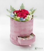 Miegančių stabilizuotų 3vnt rožinių rožių kompozicija cilindrinėje zomšinėje dėžutėje su Raffaello saldainiais