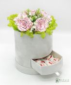 Miegančių stabilizuotų 5vnt rožinių rožių kompozicija cilindrinėje zomšinėje dėžutėje su Raffaello saldainiais