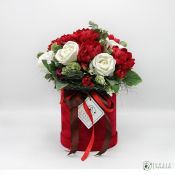 Dirbtinių baltų rožių ir raudonų bijūnų kompozicija cilindrinėje veliūrinėje dėžutėje, 32x38cm