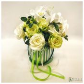 Dirbtinių šviesiai salotinių, baltų rožių ir orchidėjos kompozicija dovanų dėžutėje, 34x37cm