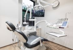 „Visi dantys ant 4 implantų“ metodika vienam bedančiam žandikauliui