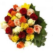 Įvairių spalvų rožių puokštė