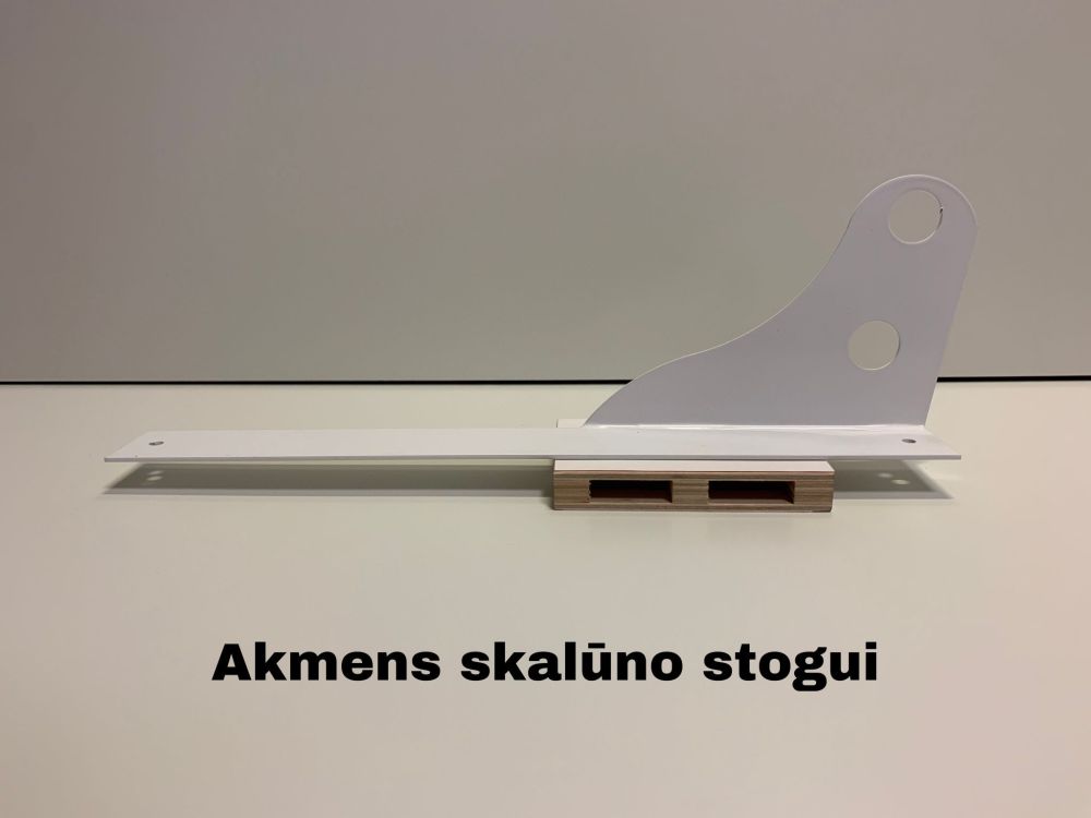 Sniego užtvara akmens skalūno stogui