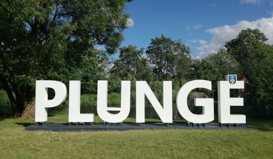 Meninė instaliacija dviem Plungės jubiliejams paminėti