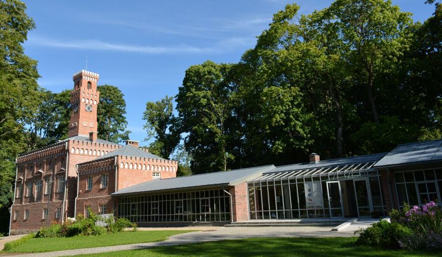 Laikrodinė-oranžerija / Plungės savivaldybės viešoji biblioteka