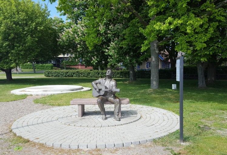Skulptūra Vytautui Kernagiui atminti Nidoje