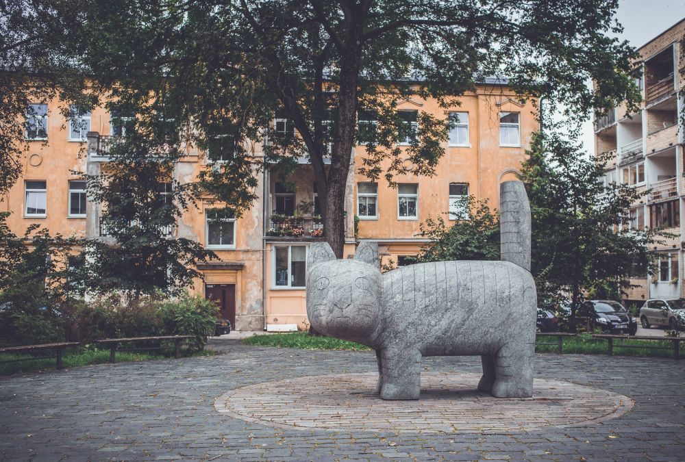 Skulptūra „Katinas“ rašytojos Jurgos Ivanauskaitės skvere