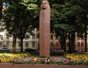 Paminklas Kristijonui Donelaičiui