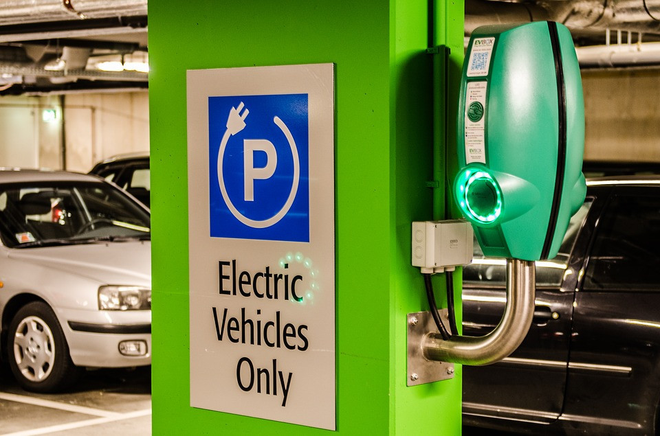 Kaip bus su pilnai išsikrovusiomis elektromobilių baterijomis?
