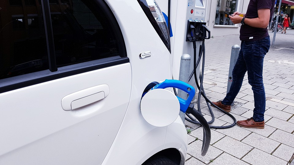 Elektromobilių pardavimas pasaulyje spartėja, tačiau būtina vyriausybės pagalba, teigia energetikos agentūra
