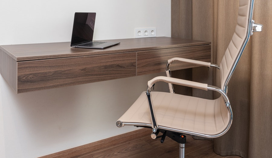 Kodėl taip svarbu naudoti ergonominę kėdę?