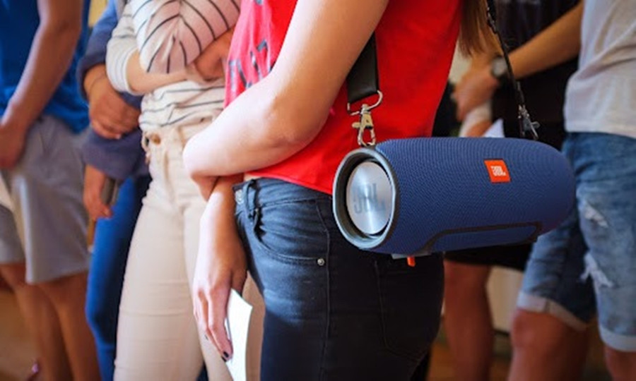 Чем популярны портативные колонки JBL?