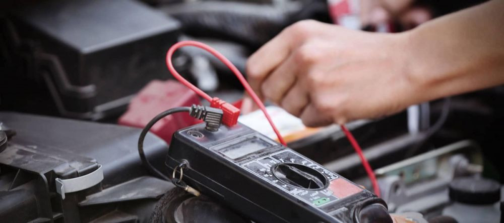 Išsikrovęs akumuliatorius – problema Jūsų transporto priemonei