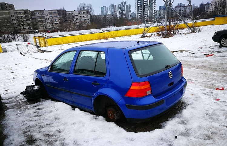 Be priežiūros palikti automobiliai iš kiemų ir gatvių dar nedingo