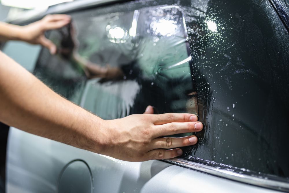 Auto stiklų tamsinimas ir specialistų patarimai, kad viską atliktumėte be streso