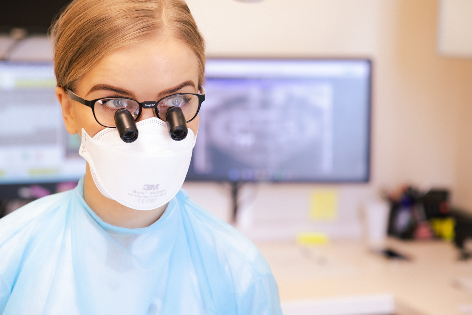 Dantų implantavimas: kodėl jauni pacientai netenka dantų ir kaip juos atkurti