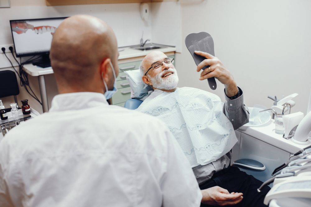 Dantų protezai: gydytojai paneigia 5 paplitusius mitus