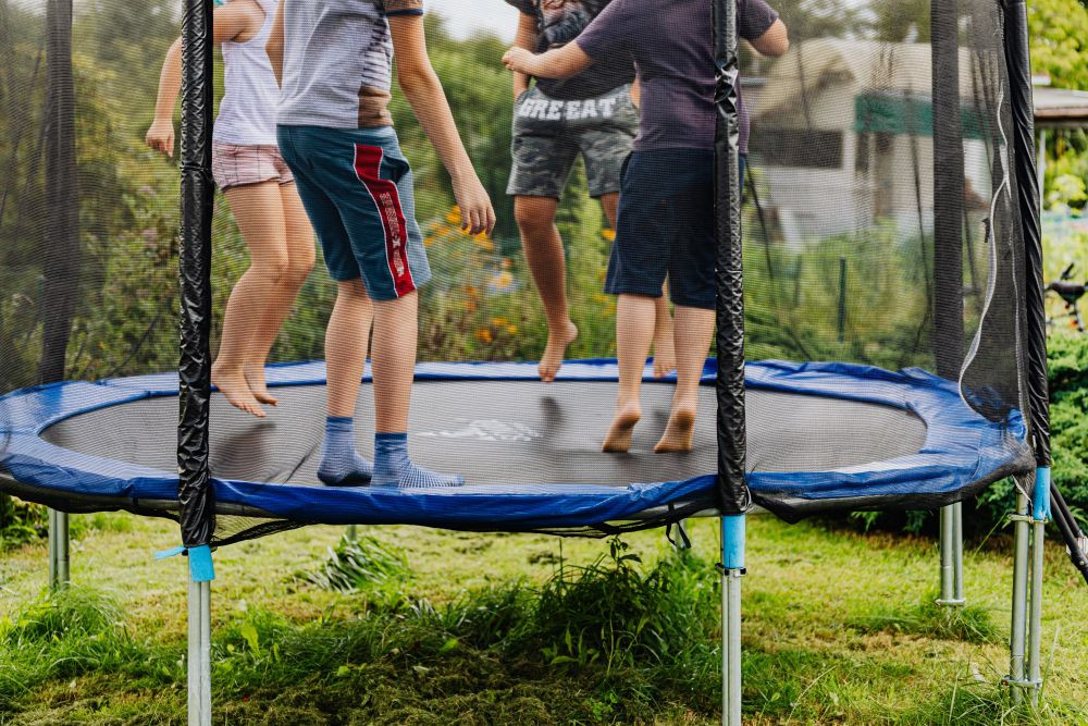 Kodėl šokinėjimas ant batuto yra naudingas vaikams?