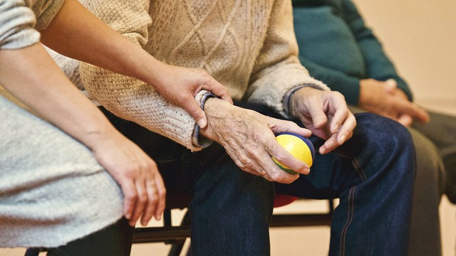 Alzheimerio liga: kaip atpažinti ir lengvinti simptomus